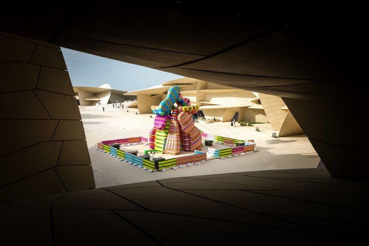 La escultura inflable de Marta Minujín en el patio interno del Museo Nacional de Qatar. 