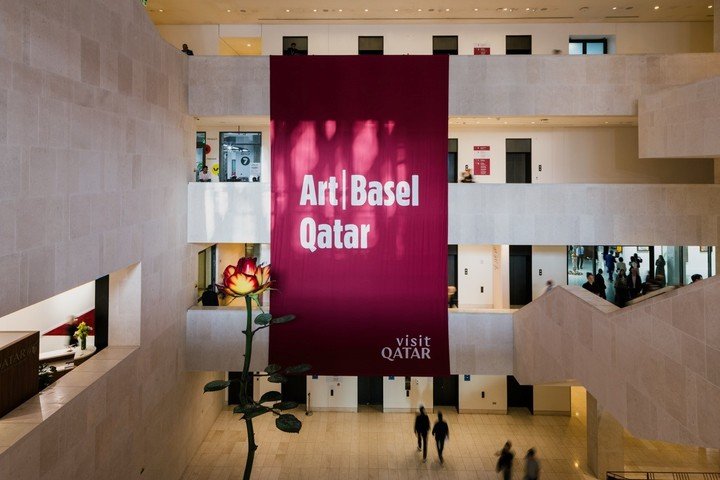 Art Basel Qatar debutó en febrero de 2026 en el centro de Doha. 