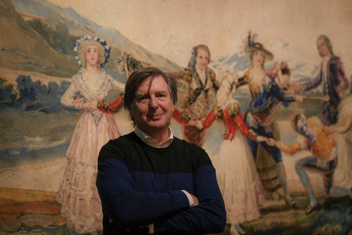 Andrés Duprat y uno de losTapices de Goya en MNBA. Foto: Constanza Niscovolos.