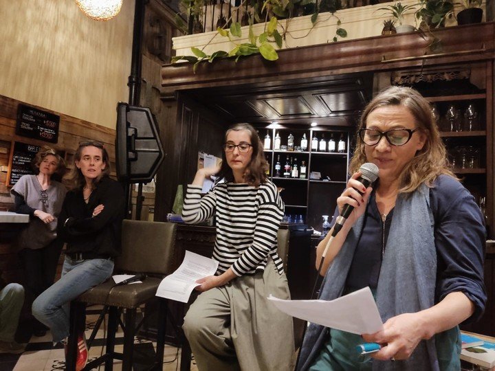 La directora del Filba, Amalia Sanz, a la derecha, y las programadoras Victoria Rodríguez Lacrouts (centro) y María Luján Picabea (izquierda) en la presentación del programa del Filba 2026. Foto: Clarín.