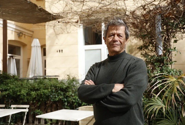 El francés Emmanuel Carrère ahonda en la genealogía de sus antepasados en 'Koljós' (Anagrama), su nueva novela, ganadora del Prix Médicis y finalista del Goncourt.MARÍA AGUILELLA PARDO / EFE