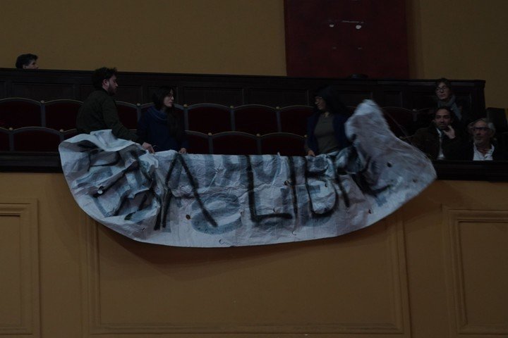 Una bandera irrumpió durante la entrega de diplomas a las 100 Personalidades de las Humanidades Argentinas del Premio Konex. Foto: Juano Tesone.