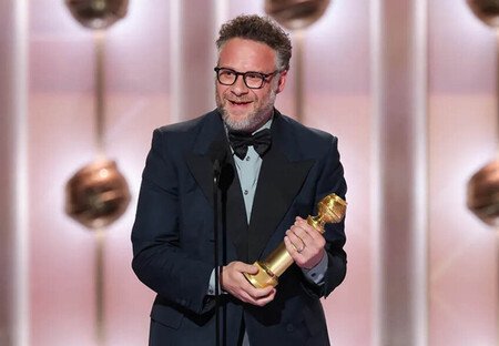 Seth Rogen recogiendo el Globo de Oro por 'The Studio'