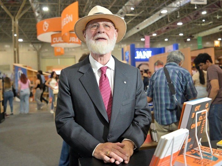 El escritor argentino Alberto Manguel posa, durante la inauguración de la edición 34 de la Feria Internacional del Libro (FIL) de Monterrey (México). EFE/Miguel Sierra