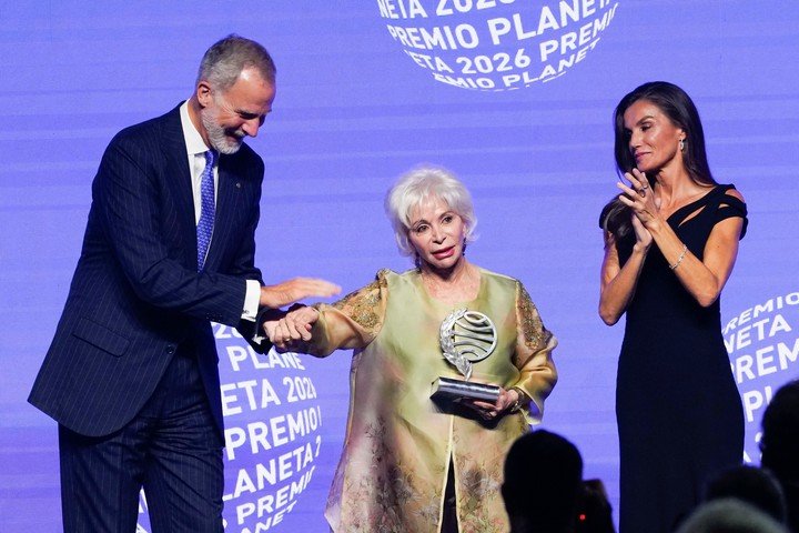 La escritora chilena Isabel Allende, acompañada por los reyes de España. EFE/ Alejandro García