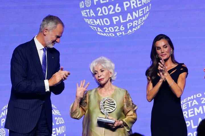 La escritora chilena Isabel Allende, acompañada por los reyes de España. EFE/ Alejandro García