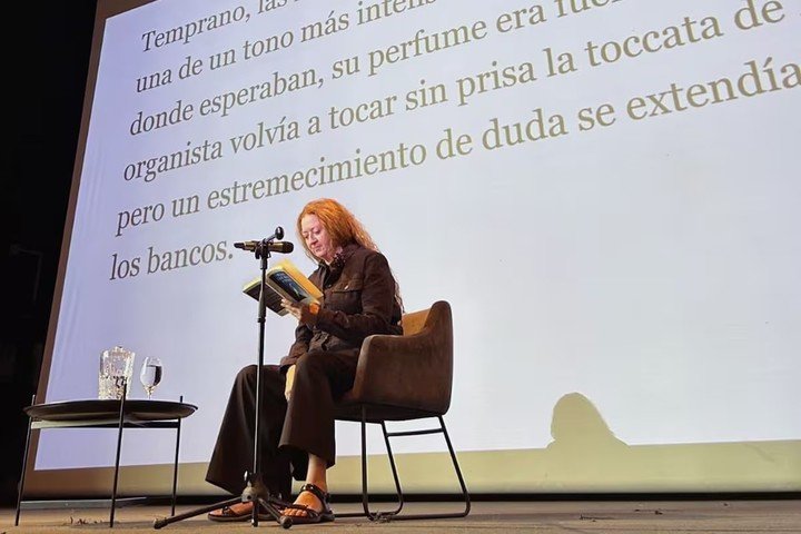 Durante su paso por Buenos Aires, Claire Keegan protagonizó encuentros multitudinarios en el Malba, donde leyó uno de sus cuentos más emblemáticos. Foto: Jiniva Irazabal, gentileza.