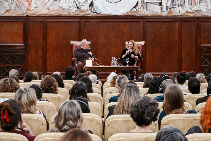 Claire Keegan y el escritor y poeta argentino Jorge Fondebrider, en el escenario del Aula Magna de la Facultad de Derecho de la Universidad de Buenos Aires (UBA). Foto: Jiniva Irazabal, gentileza.