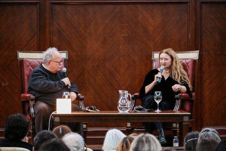 Claire Keegan y el escritor y poeta argentino Jorge Fondebrider, en el escenario del Aula Magna de la Facultad de Derecho de la Universidad de Buenos Aires (UBA). Foto: Jiniva Irazabal, gentileza.