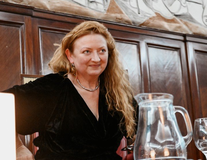 Claire Keegan y el escritor y poeta argentino Jorge Fondebrider, en el escenario del Aula Magna de la Facultad de Derecho de la Universidad de Buenos Aires (UBA). Foto: Jiniva Irazabal, gentileza.