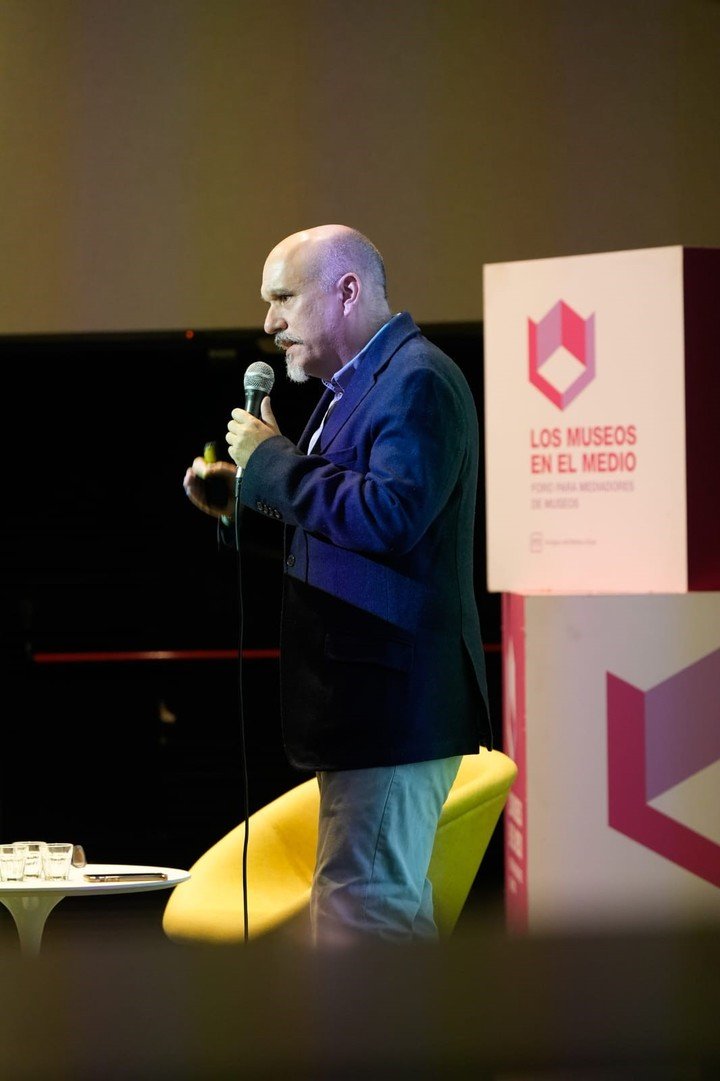 El español Antonio Bazán, director de Factoría Industrias Creativas en Madrid, en el Foro para mediadores de museos, “Los museos en el medio”. Foto: gentileza Asociación Amigos del Bellas Artes.