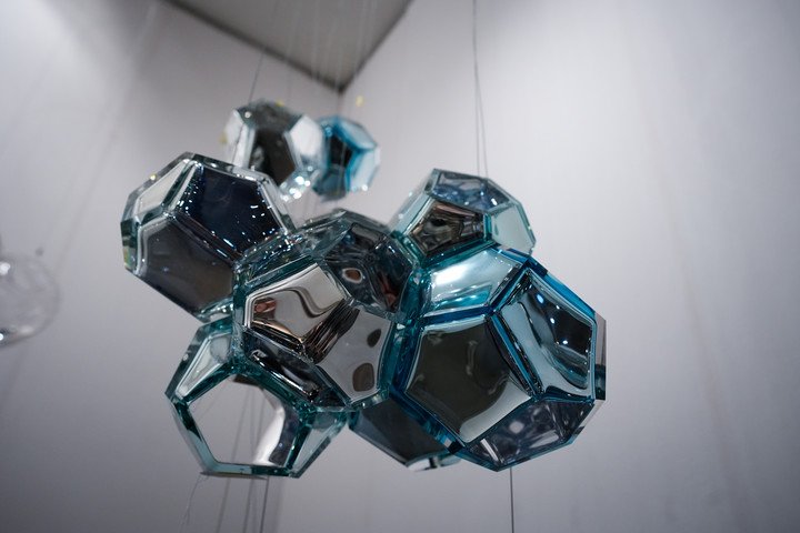 Móvil de Tomás Saraceno en Ruth Benzacar. (Foto: Mariana Nedelcu) 