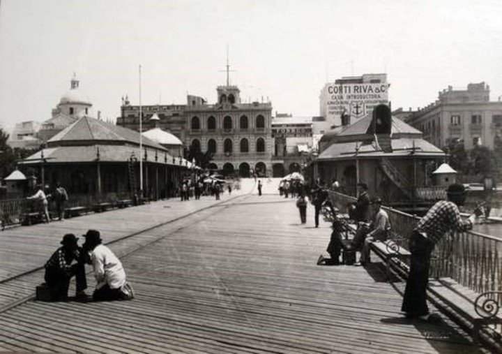 Capitanía general y muelle de pasajeros (al fondo la torre de la Catedral). Autor no identificado, ca. 1880 Colección Witcomb. Archivo General de la Nación