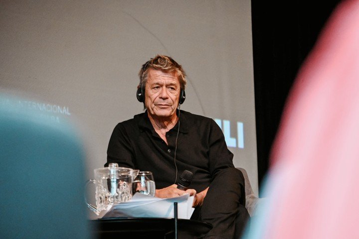 El francés Emmanuel Carrère, que recorrió las claves de su trabajo en diálogo con el periodista y escritor argentino Javier Sinay. Foto: Jiniva Irazabal, gentileza.