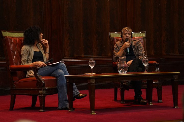 Más de 800 personas asistieron al diálogo entre el francés Emmanuel Carrère y la argentina Leila Guerriero en la Facultad de Derecho de la UBA. Foto: Martín Bonetto