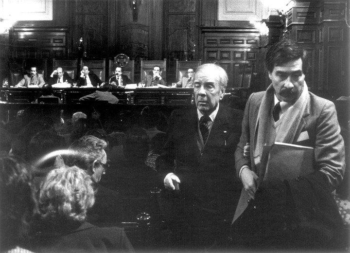 Jorge Luis Borges asistió a una de las jornadas del Juicio a las Juntas. Archivo Clarín.