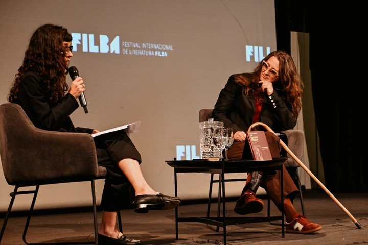 La periodista y escritora Mercedes Halfon entrevistó a la cineasta Lucrecia Martel en el cierre del Filba. Foto: Jiniva Irazabal gentileza.