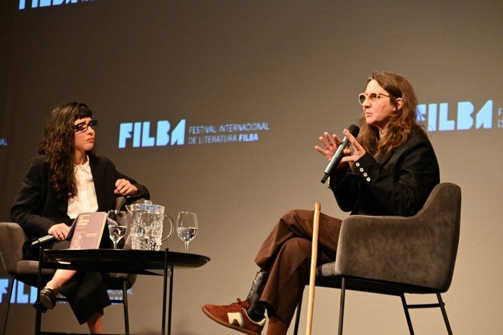 La periodista y escritora Mercedes Halfon entrevistó a la cineasta Lucrecia Martel en el cierre del Filba. Foto: Jiniva Irazabal gentileza.