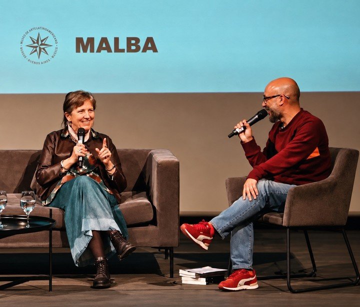 La argentina Claudia Piñeiro y la francesa Marie Vingtras compartieron el encuentro El pulso de la trama en el Malba. Foto: Jiniva Irazabal, gentileza.